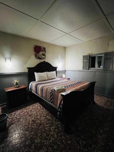 ein Schlafzimmer mit einem großen Bett in einem Zimmer in der Unterkunft #3 Rancho Meling in Camalú