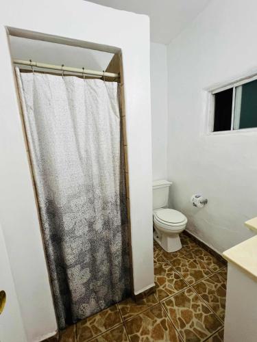 ein Badezimmer mit Dusche und Toilette in der Unterkunft #3 Rancho Meling in Camalú