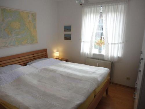 a bedroom with two beds and a window at Muschel in Wittdün