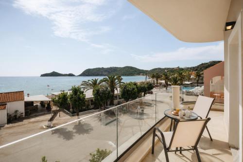 ein Balkon mit Meerblick in der Unterkunft Azure Mare Studios in Agios Georgios Pagon