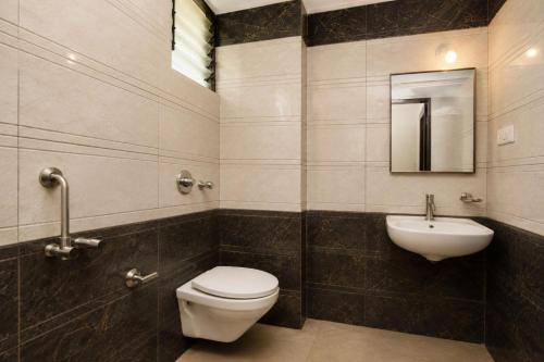 a bathroom with a toilet and a sink at MogPrach Boutique in Calangute