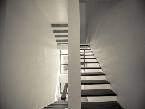 eine Treppe in einem weißen Gebäude mit einem Fenster in der Unterkunft Beras Manor Kenting in Altstadt von Hengchun
