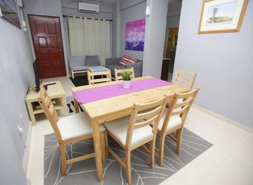 Fotografie z fotogalerie ubytování Putra Harmoni Putrajaya (Tiny Suite, 3 AC Bedrooms, 1 Bath, WiFi, Ground Floor) by MRK v destinaci Putrajaya