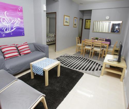 Posezení v ubytování Putra Harmoni Putrajaya (Tiny Suite, 3 AC Bedrooms, 1 Bath, WiFi, Ground Floor) by MRK