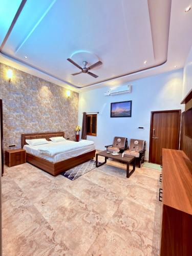 a large bedroom with a bed and a couch at Nova Heaven Villa in Daijar