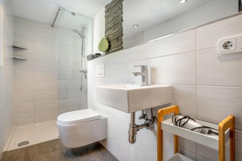 a bathroom with a sink and a toilet and a shower at Ankerhaus 1 in Trent