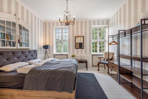 a bedroom with a bed and a couch at Gutshaus Benckendorf - Wohnung Erde in Dassow