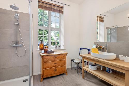 a bathroom with a sink and a shower at Gutshaus Benckendorf - Wohnung Erde in Dassow