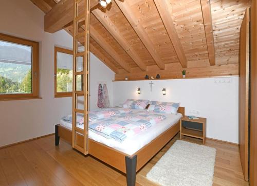 ein Schlafzimmer mit einem Etagenbett und einer Leiter in der Unterkunft Hausblick in Au im Bregenzerwald