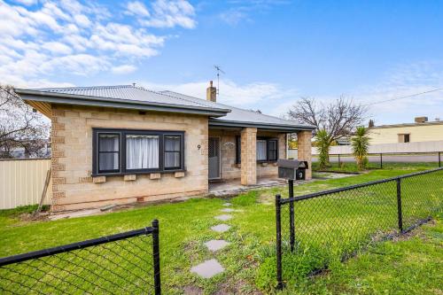 a house with a fence in front of it at Brighton Belle Stawell in Stawell