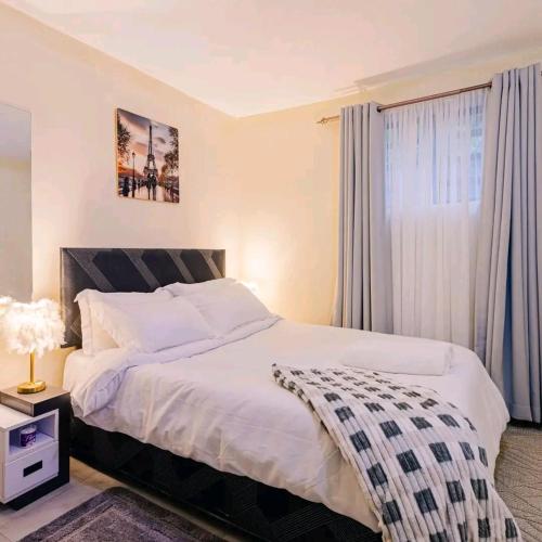 a bedroom with a large bed and a window at Cozy stays in Giachumi