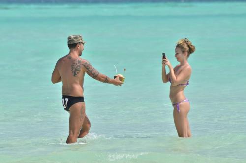 a man taking a picture of a woman in the ocean at Olhumathi View Inn in Ukulhas