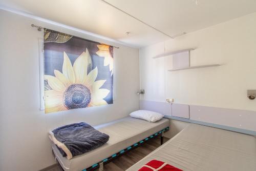 a room with a bed and a painting on the wall at Móvil Home Grande in Alós de Balaguer