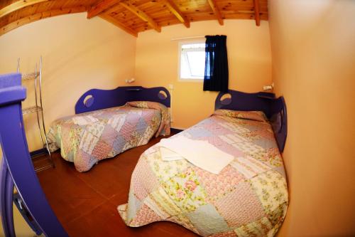 sypialnia z 2 łóżkami w pokoju w obiekcie Albergue Finca El Mazo w mieście Rada