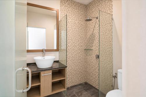 a bathroom with a sink and a shower at Townhouse Oak The Vinhill Studio in Bangli