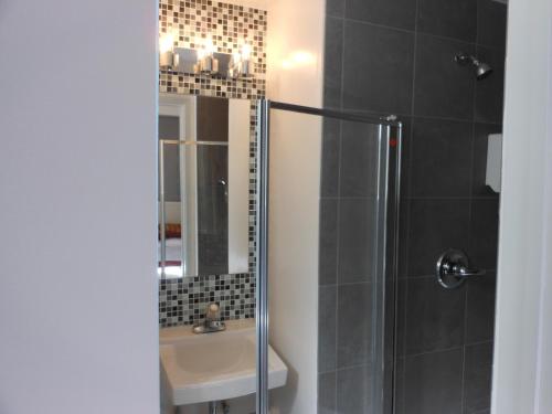 a bathroom with a shower and a sink at Grant Plaza Hotel in San Francisco