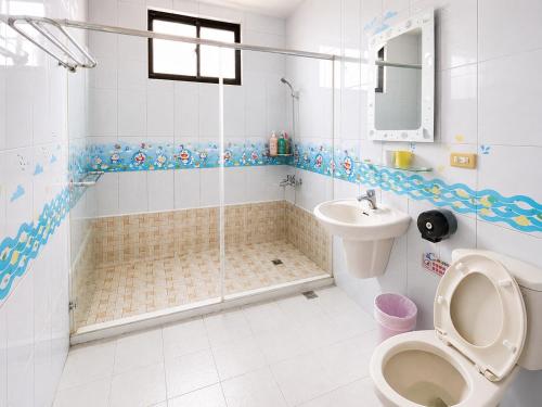 a bathroom with a shower and a toilet and a sink at 台東醇旅旅宿-民宿編號1417 in Lijia