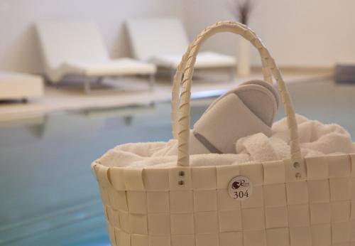 Ein Korb voller Handtücher neben einem Pool in der Unterkunft Hotel Rössle Superior in Galtür
