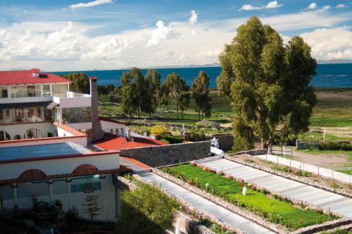 an aerial view of a house with a garden at Taypikala Lago in Puno