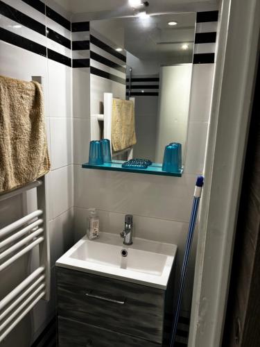 a bathroom with a sink and a mirror at Aprile in Palavas-les-Flots