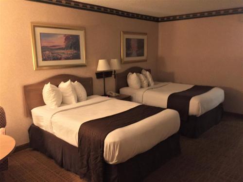 Postel nebo postele na pokoji v ubytování Americas Best Value Inn & Suites-Boise