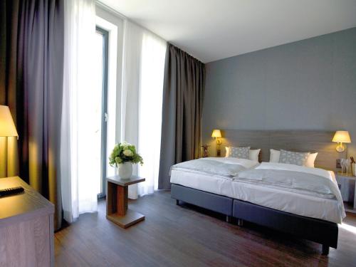 Säng eller sängar i ett rum på Hotel Eislinger Tor