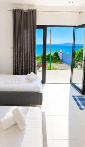 a bedroom with a bed and a view of the ocean at Rajan apartement in Piqeras