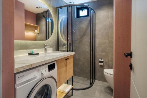 ein Badezimmer mit Waschmaschine und Dusche in der Unterkunft The Room Hotel & Apartments in Antalya