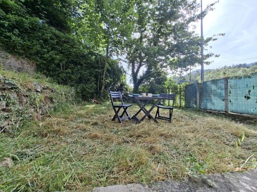 a picnic table in the grass in a field at Appartement avec jardin privé à 5 min du Cheylard & Dolce Via - Vacances natures, vélo & randos in Accons