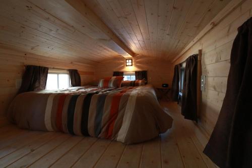 Postel nebo postele na pokoji v ubytování Verde Valley Tiny House 17