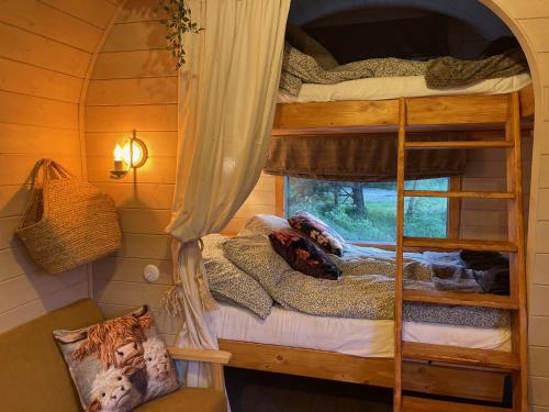 ein Zimmer mit zwei Etagenbetten und einem Fenster in der Unterkunft Stativa Campo Gitano in Gaśno