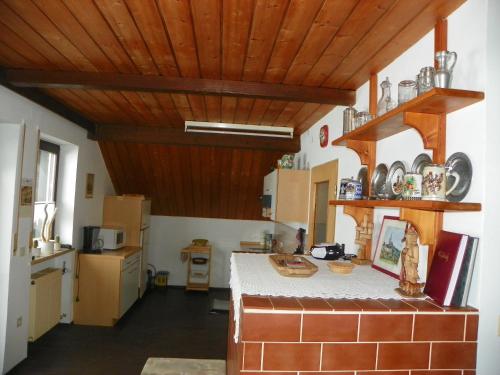 a kitchen with a counter top in a room at Ferienwohnung am Weissenstädter See in Weißenstadt