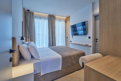 a hotel room with a bed and a television at Bella Terra Natura in Roda