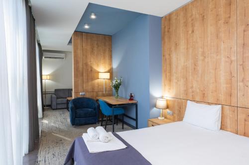 ein Hotelzimmer mit Bett und Schreibtisch in der Unterkunft Alpha by Horizon Hotels, Yerevan in Yerevan