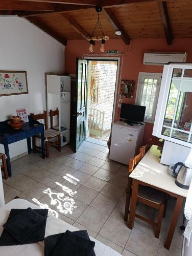 a room with a kitchen with a refrigerator and a table at Casa Natasa in Oziás