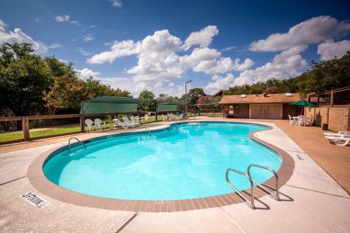 Swimming pool sa o malapit sa Lake Whitney Camping Resort Cabin 1