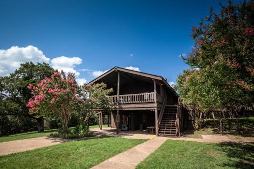Gallery image of Lake Whitney Camping Resort Cabin 1 in Whitney