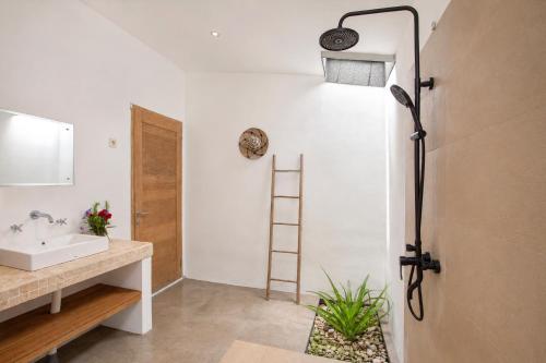a bathroom with a sink and a shower with a ladder at Villa Panorama in Nusa Penida