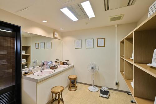 a bathroom with two sinks and a fan at Hakuba Yamano Hotel in Hakuba