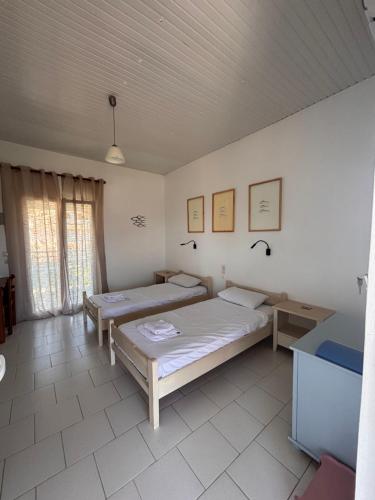 a bedroom with two beds in a room at Explorer's Rest in Argassi
