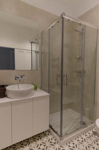 Light Filled 2BR in Artsy Quarter