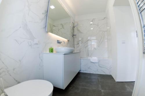 Light Filled 2BR in Artsy Quarter