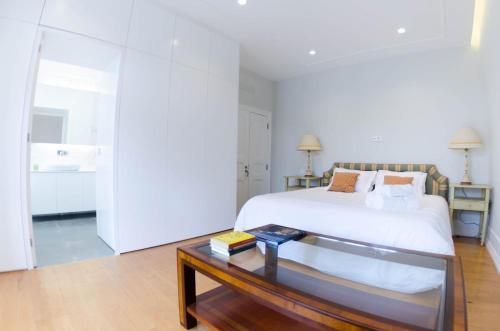 Light Filled 2BR in Artsy Quarter