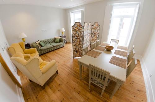 Light Filled 2BR in Artsy Quarter