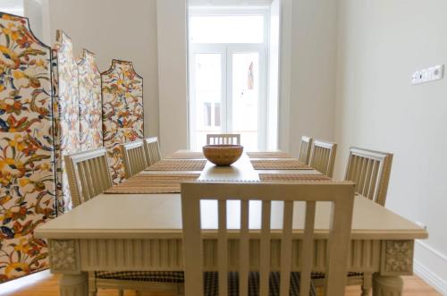 Light Filled 2BR in Artsy Quarter