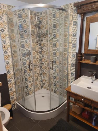 a bathroom with a tub and a sink at Domek pod dębem in Wysoka Lelowska