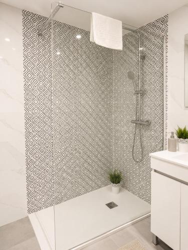 a bathroom with a shower with a white tub at Apartamento Cuzco in Trujillo