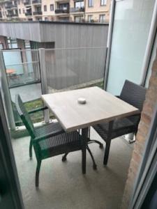 Ein Tisch und zwei Stühle auf einem Balkon mit Aussicht in der Unterkunft Casino Hotel in Koksijde
