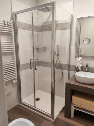 a bathroom with a shower and a sink at B&B Il Dolce Castello di Balestrino in Balestrino