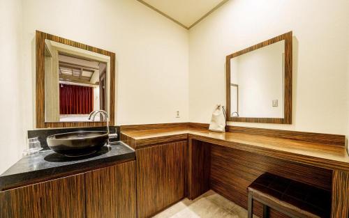 a bathroom with a sink and a mirror at Jardin Hotel in Seoul